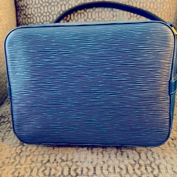 Like new authentic Louis Vuitton blue epi Petit Noe shoulder bag - Picture 4 of 12